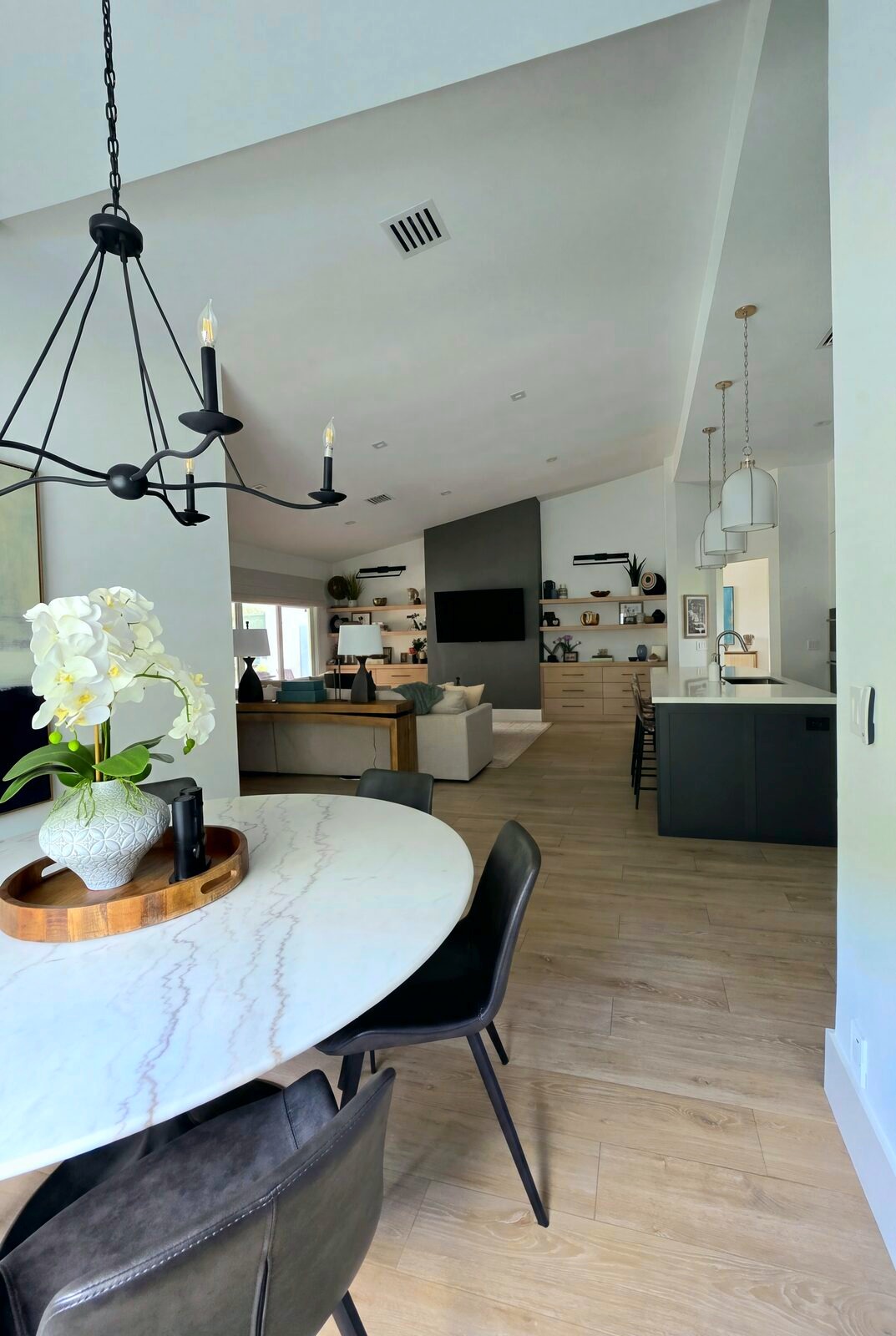 Breakfast nook with round marble table